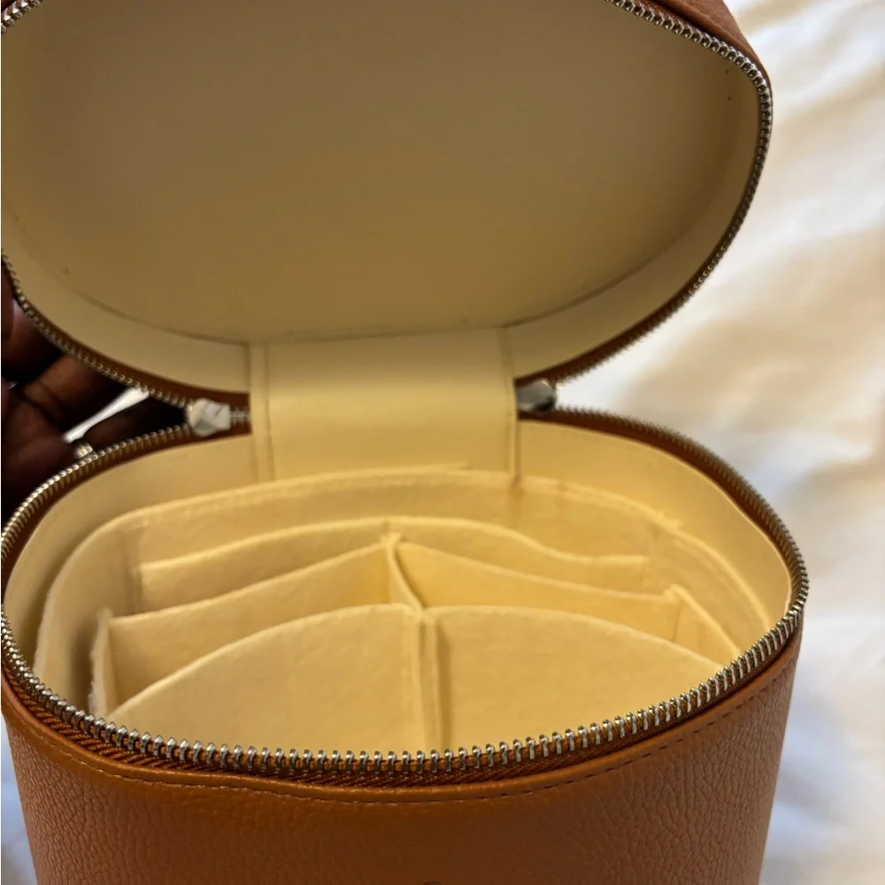 Saie Vanity Case Makeup Bag/ Travel
Cosmetic Bag -Brown . PRICE IS FIRM - Picture 7 of 15